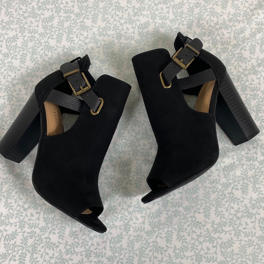 Rika peep toe heels heeled black w gold hardware size 7.5